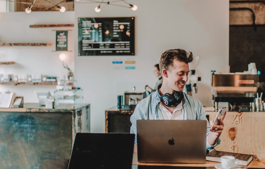 Home operator running ROI virtual shop evening routine at desk